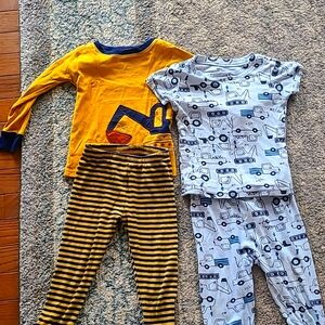 Bundle of 2 pairs of pajamas Size 2T one is carters and one is old navy